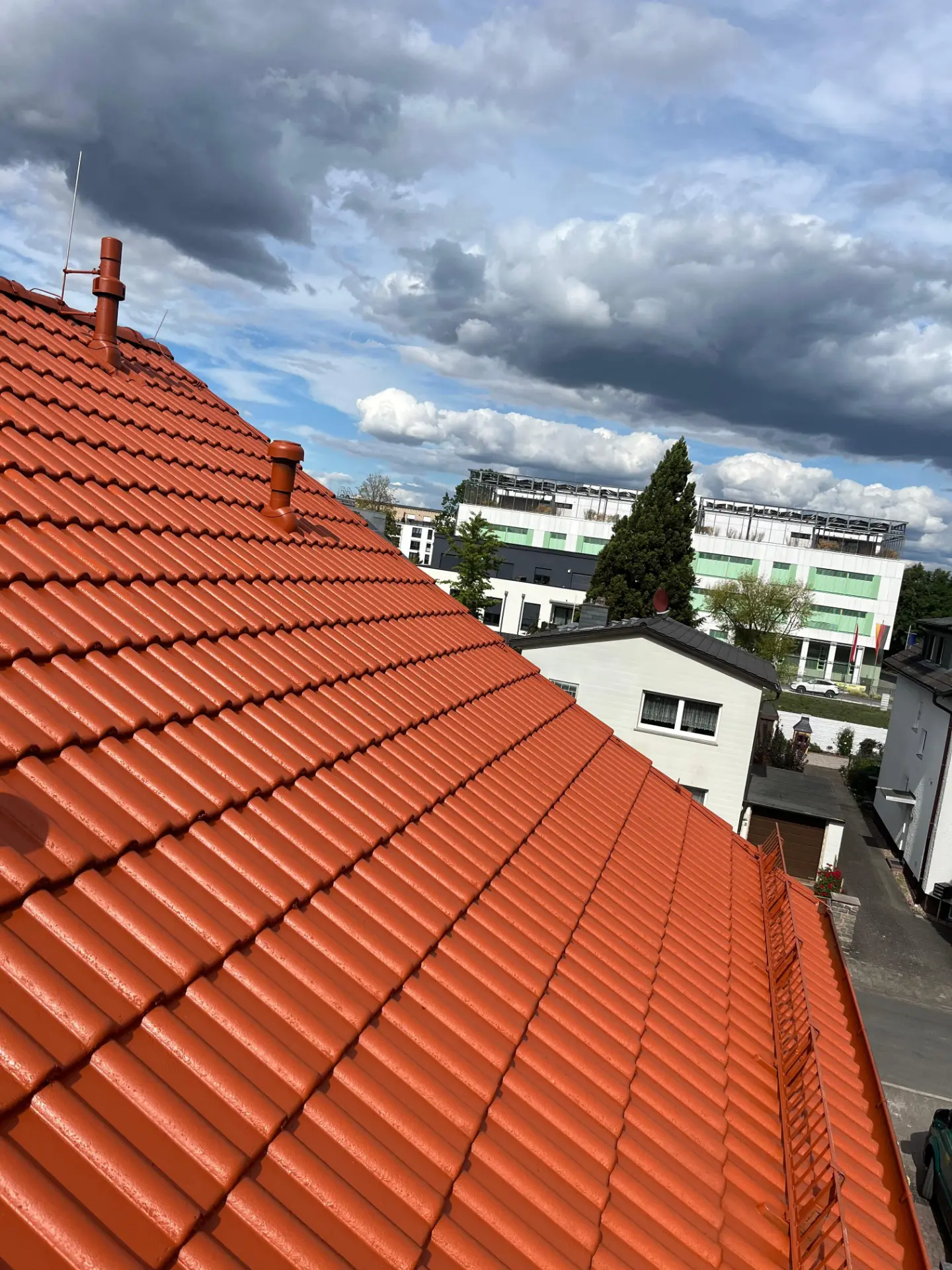 Frisch beschichtetes Dach in Rot – Rhein-Main